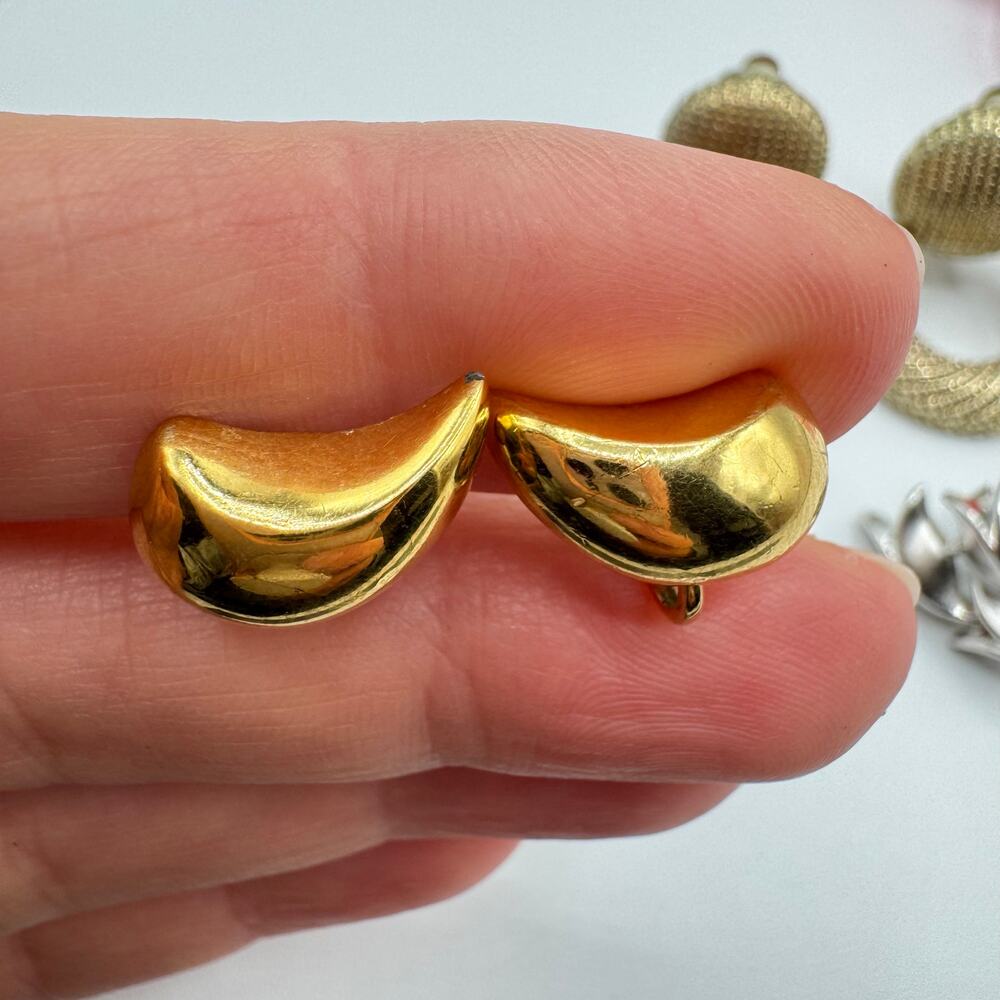 Vintage 3 Pair Clip On Earring Lot Includes Trifari & Unsigned Door Knocker - Picture 4 of 13